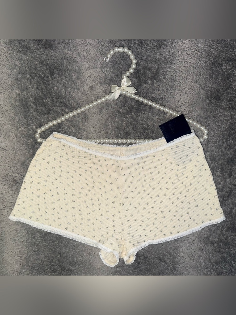BRANDY MELVILLE EMERY FLORAL THERMAL LACE SWEATSHORTS IN BLUE GREEN FLORAL - Picture 2 of 7